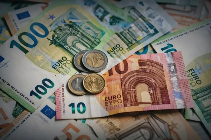 Les 6 596 milliards d’épargne des Français qui dorment alarment les économistes Les 6 596 milliards d’épargne des Français qui dorment alarment les économistes